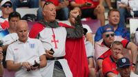 Trajes de cruzados usados por torcedores da Inglaterra são “ofensivos”, diz Fifa