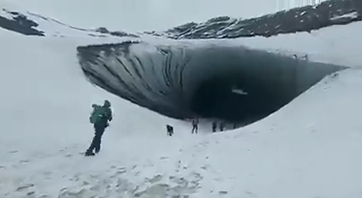Vídeo mostra momento que uma placa de gelo se desprende do teto de uma caverna onde turista brasileiro havia acabado de entrar.
