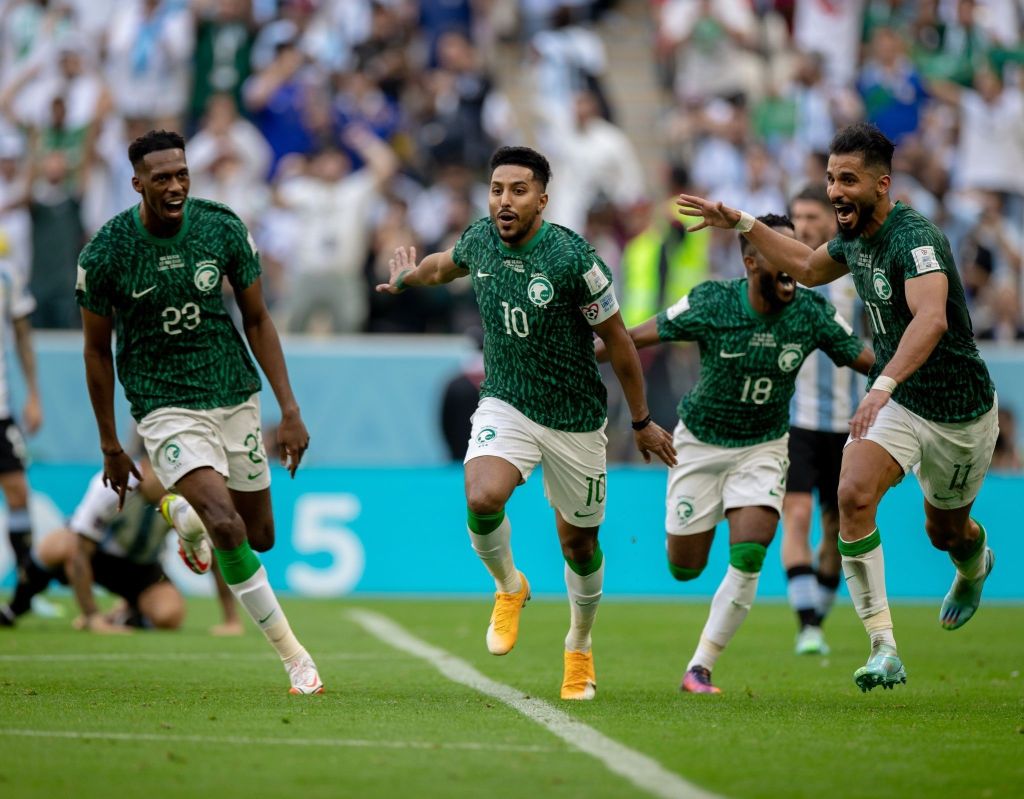 Companheiros comemoram com Salem Al-Dawsari o gol feito pelo atacante na virada da Arábia Saudita sobre a Argentina na Copa do Mundo no Catar