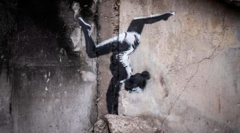 Obra do renomado artista de rua mostra uma ginasta se equilibrando em uma pilha de escombros