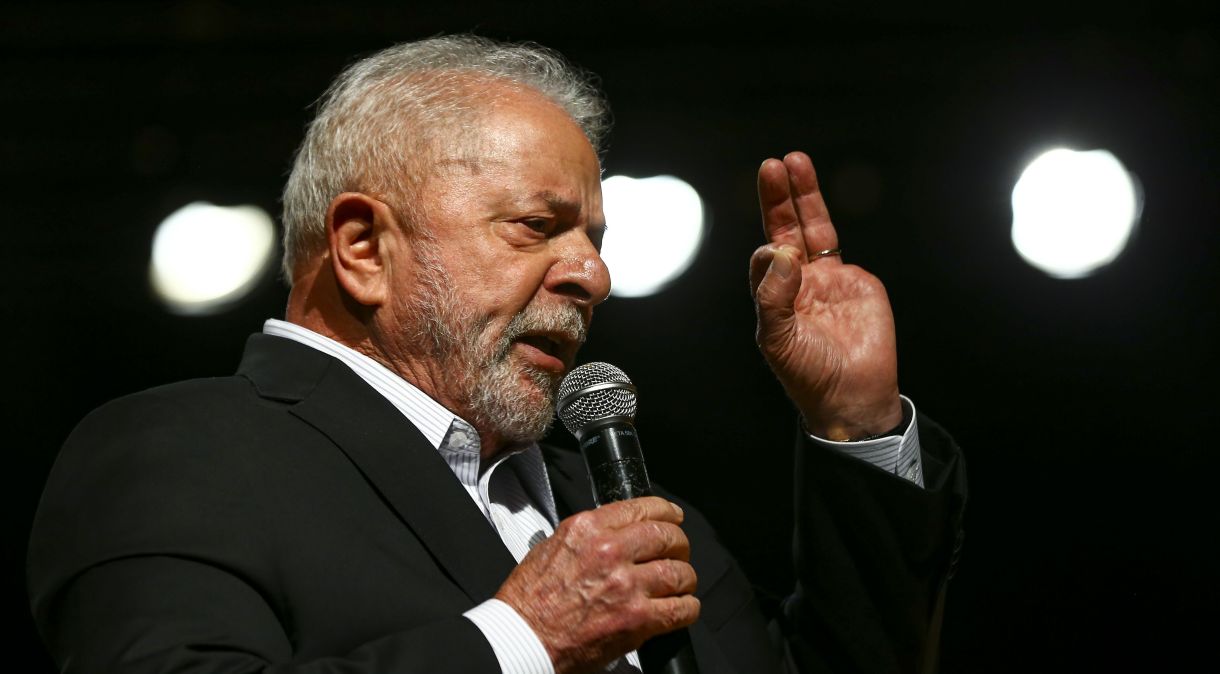 O presidente eleito, Luiz Inácio Lula da Silva, visita pela primeira vez o centro de transição no Centro Cultural Banco do Brasil (CCBB) e se reúne com parlamentares das bancadas aliadas