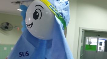 Apelidada de La'SUS, mascote recebe usuários na entrada de um posto de saúde de Vitória como incentivo à campanha Novembro Azul