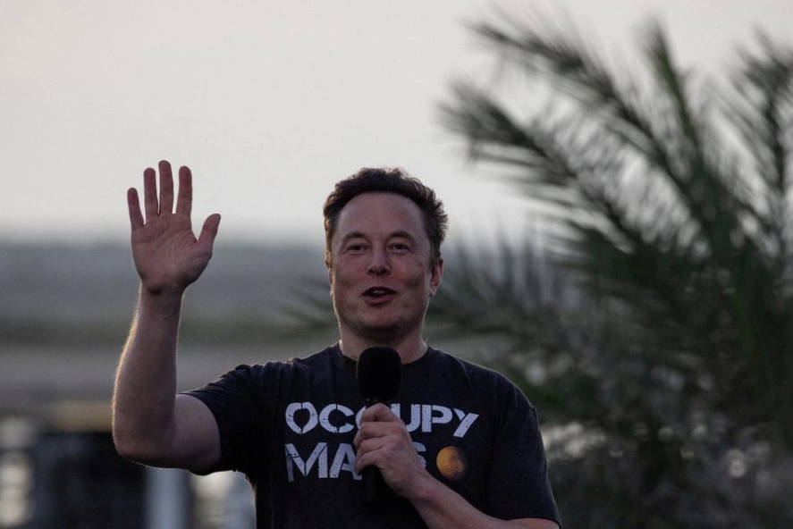 O engenheiro-chefe da SpaceX, Elon Musk, gesticula durante uma coletiva de imprensa conjunta com o CEO da T-Mobile, Mike Sievert, na SpaceX Starbase, em Brownsville, Texas, EUA, 25 de agosto de 2022.