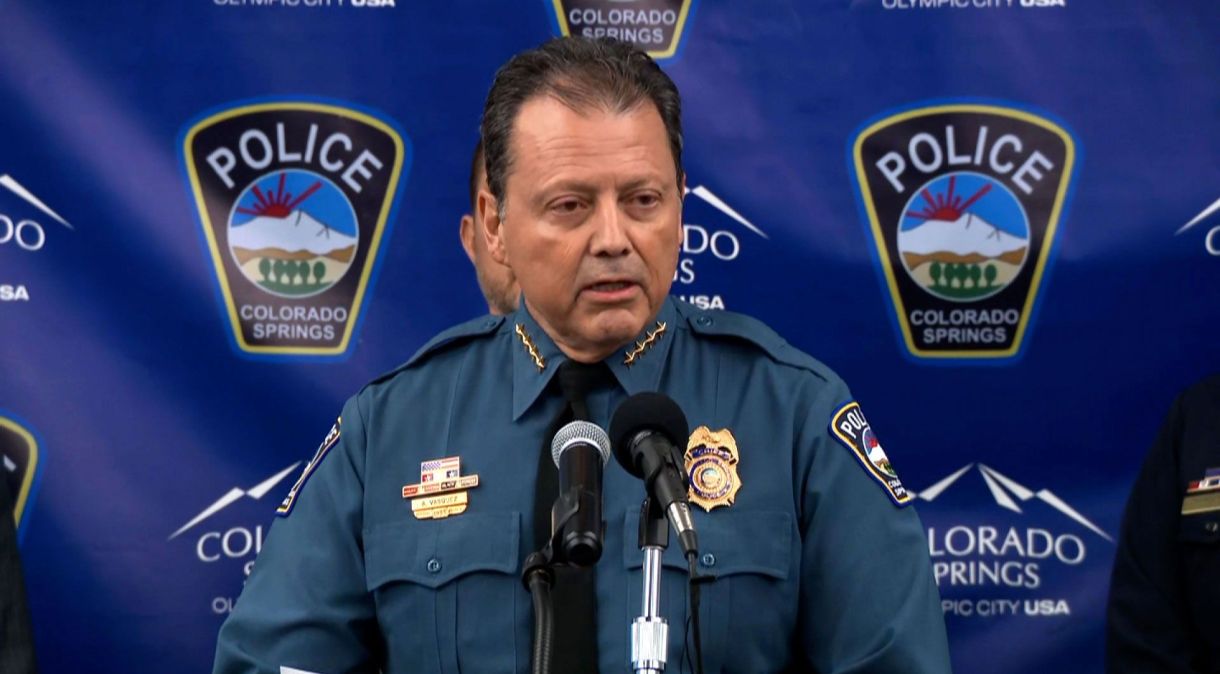 Policial Adrian Vasquez em coletiva de imprensa sobre ataque a clube no Colorado