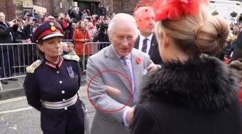 Polícia prendeu o homem que estava no meio da multidão quando o casal real chegou para uma cerimônia em York; ovo não chegou a atingir o monarca