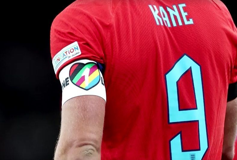 Harry Kane, capitão da Inglaterra, usa o acessório multicolorido