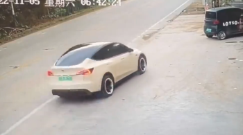 Em episódio no sul da China no começo do mês, motorista perdeu o controle de seu carro, matou um motociclista e uma universitária e deixou três feridos, de acordo com a imprensa local