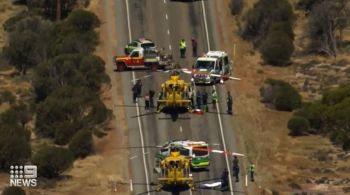 O acidente de carro na zona rural da Austrália matou os pais e deixou três crianças presas nos destroços por mais de dois dias 