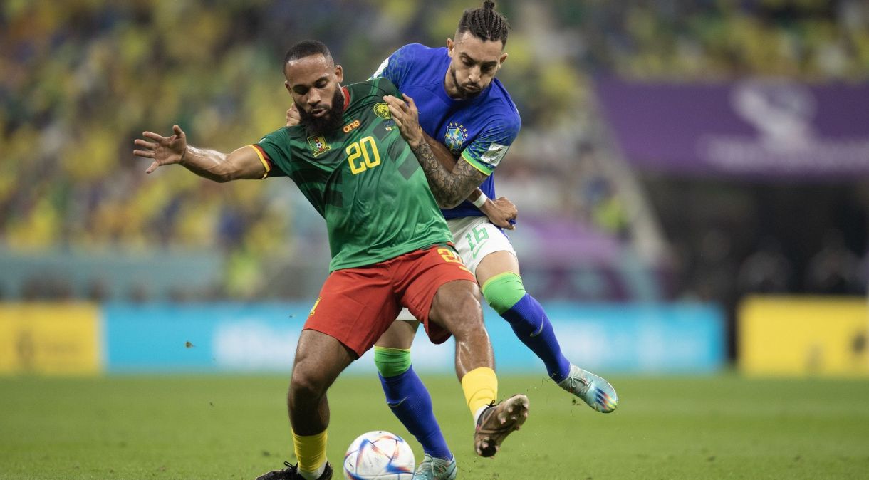 Alex Teles, lateral da Seleção Brasileira, marca Bryan Mbeumo em jogo contra Camarões
