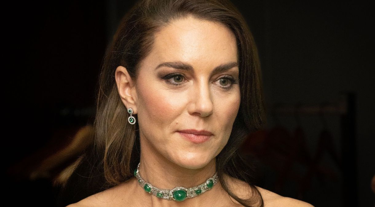 Kate Middleton, princesa de Gales, utilizando a gargantilha de esmeraldas da princesa Diana