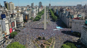 Em Buenos Aires, logo após o fim da disputa de pênaltis, a população ocupou a área onde fica o Obelisco, ponto turístico da capital portenha