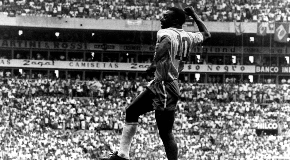 Pelé comemora gol pela Seleção Brasileira na Copa de 1970 contra a Tchecoslováquia com um soco no ar. Ele criou o gesto logo no início da carreira, em uma partida contra o Juventus, e se tornou sua marca registrada.