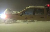 Caminhonete fica presa em bloco de neve durante tempestade de inverno no Canadá