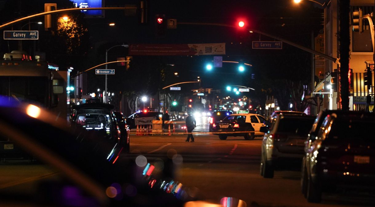 A polícia investiga uma cena onde ocorreu um tiroteio em Monterey Park, Califórnia, domingo, 22 de janeiro de 2023. Dezenas de policiais responderam a relatos de um tiroteio ocorrido após o término de uma grande celebração do Ano Novo Lunar em uma comunidade a leste de Los Angeles no final do sábado.