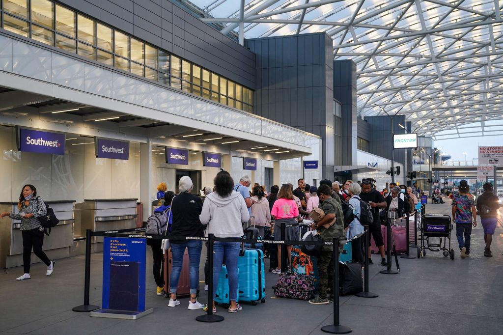 Passageiros fazem fila para despachar malas antes de seus voos no aeroporto internacional de Atlanta Hartsfield-Jackson, em Atlanta, Geórgia, EUA.