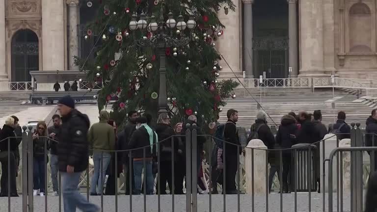 Fiéis formam fila na Basílica de São Pedro para prestar homenagem ao papa emérito Bento XVI.