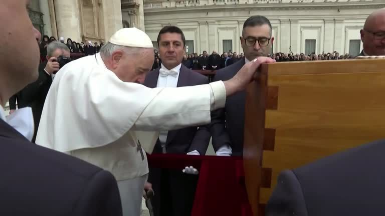 Momento em que papa Francisco encosta pela última vez no caixão do papa emérito Bento XVI.
