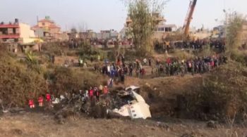 Avião transportando 72 pessoas caiu na cidade turística de Pokhara neste domingo (15); autoridades ainda procuram quatro desaparecidos