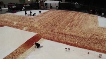 Foram usados 630.496 pedaços de pepperoni e mais de 6 toneladas de massa
