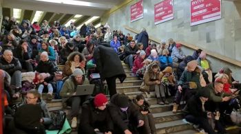 Multidões se abrigaram nas estações de metrô da capital durante um alerta aéreo nacional antes que a Rússia desencadeasse o mais recente de uma série de ataques aéreos à rede elétrica desde outubro, que causaram grandes interrupções durante o inverno