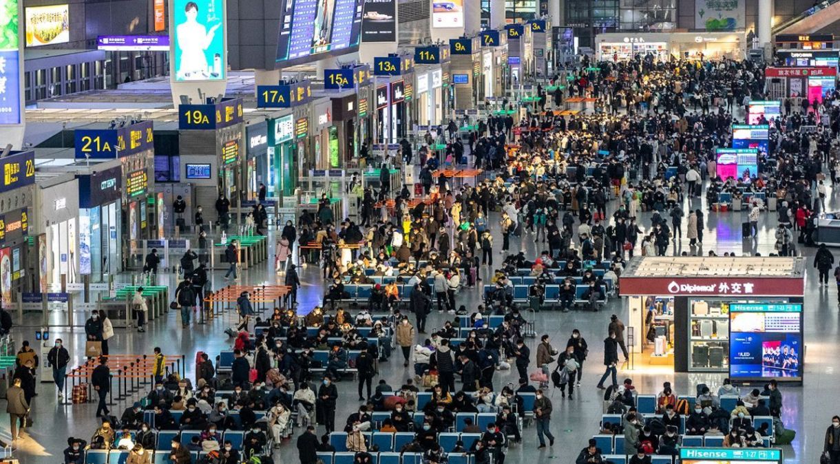 Viajantes esperam por trens na Estação Ferroviária de Hongqiao antes do Ano Novo Chinês, o Ano do Coelho, em 30 de dezembro de 2022 em Xangai, China.
