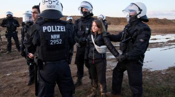 Thunberg, de 20 anos, participava de um protesto contra a demolição de uma vila carbonífera próxima à cidade de Luetzerath, quando foi detida por policiais nesta terça-feira (17)