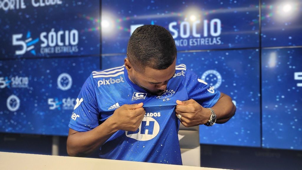 O meia-atacante Nikão durante apresentação no Cruzeiro