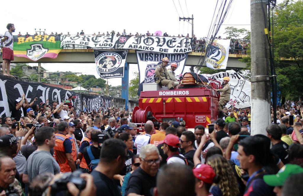 Torcida homenageia Roberto Dinamite durante cortejo fúnebre; craque foi enterrado em Duque de Caxias (RJ)