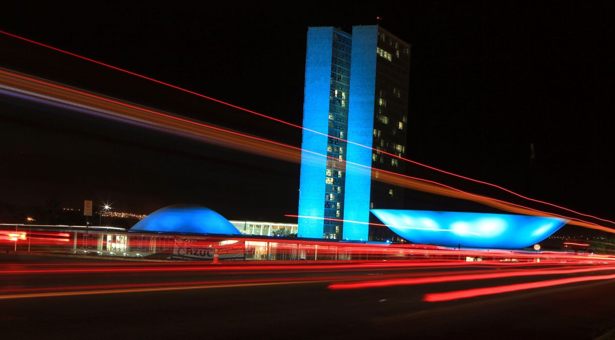 Imagem noturna da fachada do Congresso Nacional, em Brasília