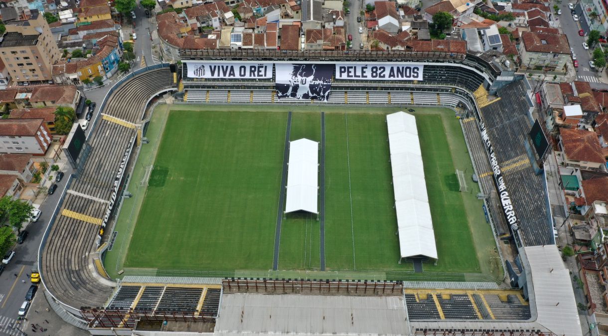 Preparação do estádio da Vila Belmiro, em Santos, para o velório de Pelé