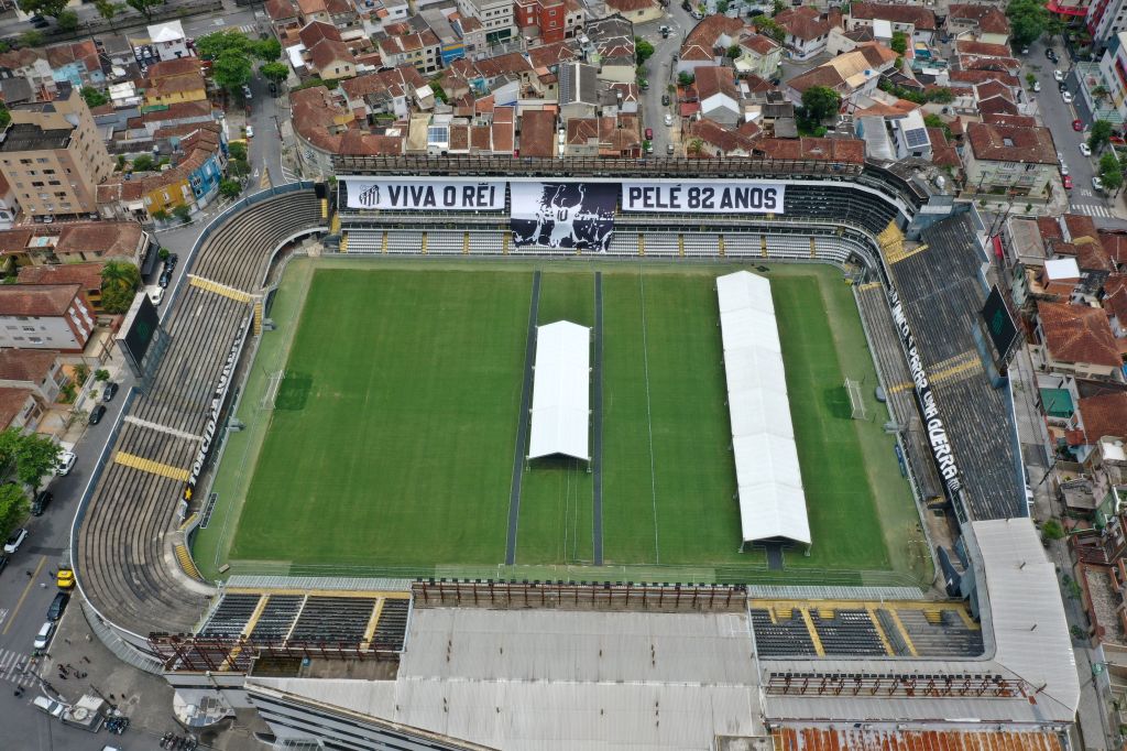 Preparação do estádio da Vila Belmiro, em Santos, para o velório de Pelé