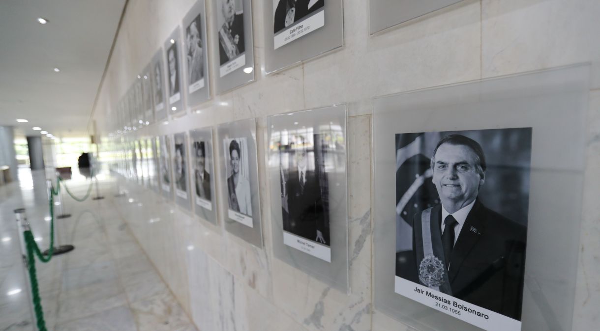 Quadro com a foto oficial do ex-presidente da República, Jair Messias Bolsonaro (PL), foi substituída por uma versão em preto e branco (PB) na galeria de fotos presidenciais, no hall de entrada do Palácio do Planalto, em Brasília
