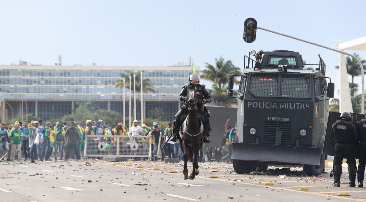 Policiais da Cavalaria da Polícia Militar do Distrito Federal ajudam na dispersão de apoiadores do ex-presidente Jair Bolsonaro da Praça dos Três Poderes, em Brasília