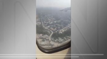 O vídeo mostra os passageiros tranquilos, sem sinais de emergência; segundos depois, a aeronave cai
