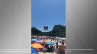 Veja o momento em que um balão cai em praia lotada no Rio de Janeiro