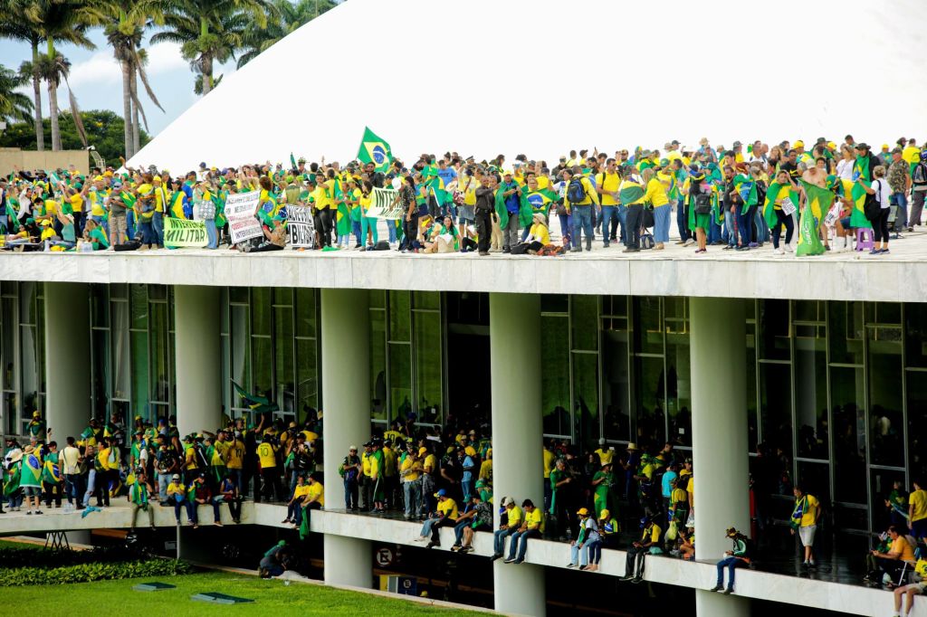 Manifestantes bolsonaristas invadem o Congresso Nacional, na cidade de Brasília