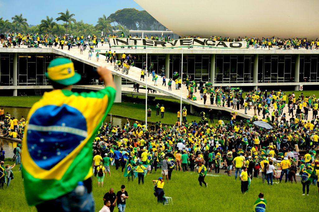 Manifestantes bolsonaristas invadem o Congresso Nacional, na cidade de Brasília