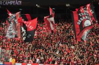 Athletico-PR coloca apenas mulheres e crianças no estádio após punição por briga de torcidas