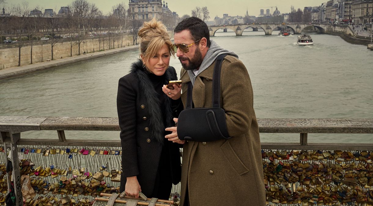 Jennifer Aniston como Audrey Spitz e Adam Sandler como Nick Spitz em "Mistérios em Paris"