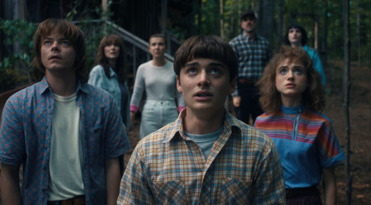 À frente, o ator Noah Schnapp interpretando Will em uma cena de Stranger Things na temporada 4.