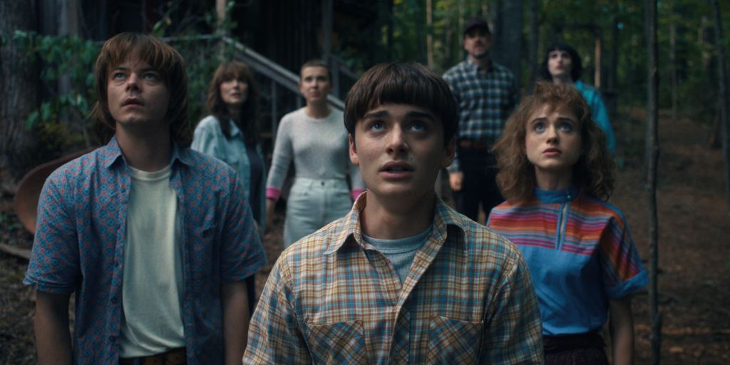 À frente, o ator Noah Schnapp interpretando Will em uma cena de Stranger Things na temporada 4.