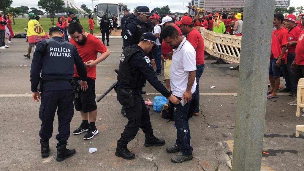 Policiais revistam população durante a cerimônia de posse de Luiz