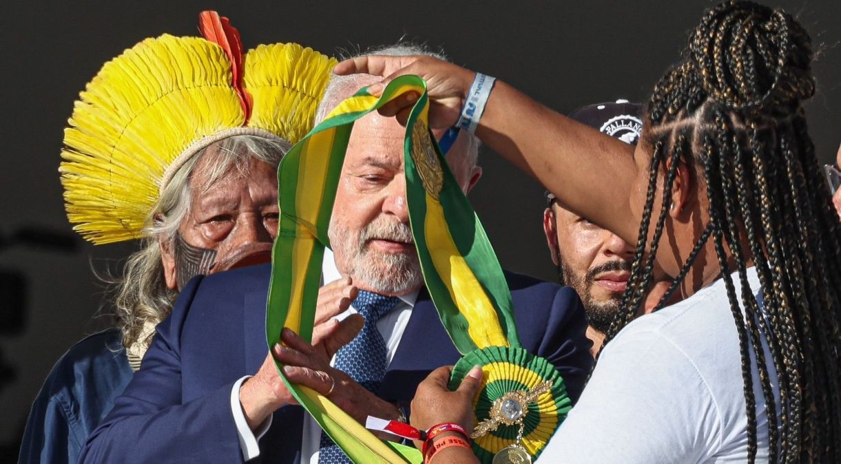 Presidente Luiz Inácio Lula da Silva (PT) recebe a faixa presidencial de representantes da sociedade civil