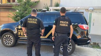 No total são cumpridos pelos policiais cinco mandados de busca e apreensão e três mandados de prisão expedidos pela Justiça do Rio de Janeiro