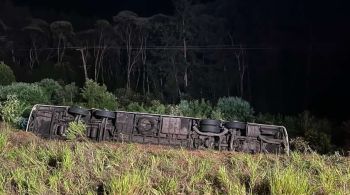 Bombeiros foram acionados por volta das 2h da madrugada desta terça-feira (31)