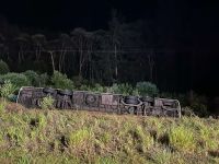 Ônibus com turistas estrangeiros tomba e deixa ao menos 7 mortos no Paraná