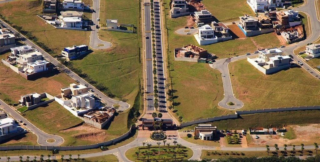 Vista aérea da portaria do Residencial Itahyê, no bairro de Alphaville, no município de Santana de Parnaíba.