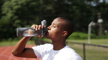 Beber água é importante, mas dois litros por dia não é regra, dizem especialistas