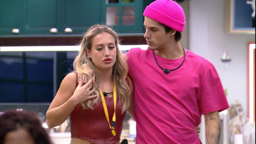 Gabriel e Bruna conversam após recado de Tadeu Schmidt