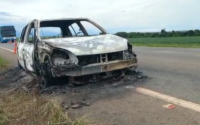 Carro de cabeleireira desaparecida é encontrado carbonizado com 4 corpos dentro em GO